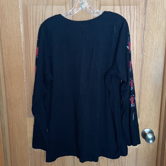 Torrid black long sleeve top with heart detail on sleeves size 2 (18/20) - Picture 3 of 6